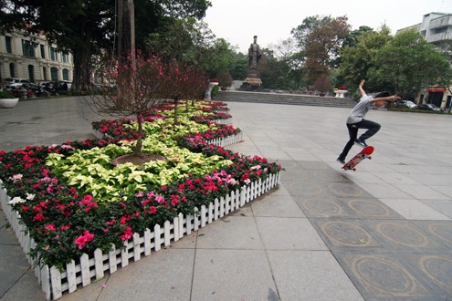 Khu vực tượng đài Lý Thái Tổ được trang hoàng bởi những bồn hoa cỡ lớn.